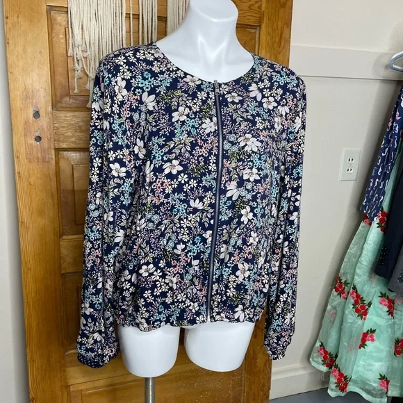 Fever Blue Floral Long Sleeves Zip Up Gathered Hem Relaxed Lightweight Jacket - Picture 5 of 14